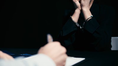 Слідчий допитує затриману людину