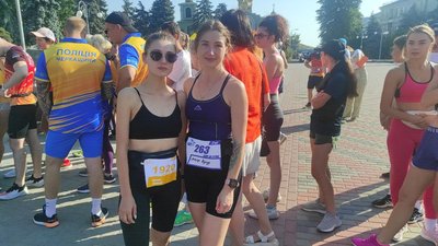 На фото справа - Ольга Мирон, учасниця забігу "Шаную воїнів, біжу за героїв України", м.Черкаси, 27.08.23 На фото справа - Ольга Мирон, учасниця забігу "Шаную воїнів, біжу за героїв України", м.Черкаси, 27.08.23