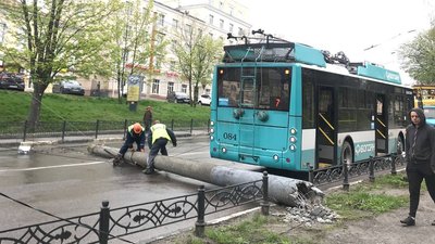 У середмісті Сум на дорогу впала електроопора. Фото У середмісті Сум на дорогу впала електроопора. Фото