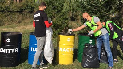 До Всесвітнього дня прибирання. Франківці наводять лад у місті До Всесвітнього дня прибирання. Франківці наводять лад у місті