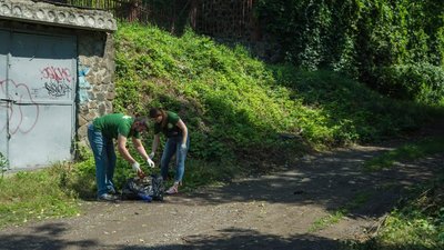 В Ужгороді під час прибирання Ботанічної набережної зібрали більше 100 кг сміття В Ужгороді під час прибирання Ботанічної набережної зібрали більше 100 кг сміття