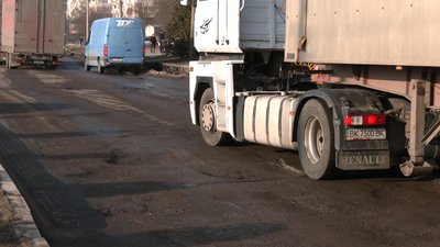 Яма на ямі: як "лататимуть" дороги у Рівному Яма на ямі: як "лататимуть" дороги у Рівному