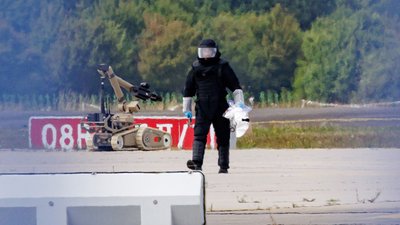 Вибухотехник німецької поліції працює на злітній смузі в аеропорту Лейпцига 5 серпня