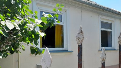 "Вилітали двері, балкони, скло з вікон": що розповіли очевидці обстрілу Херсона "Вилітали двері, балкони, скло з вікон": що розповіли очевидці обстрілу Херсона
