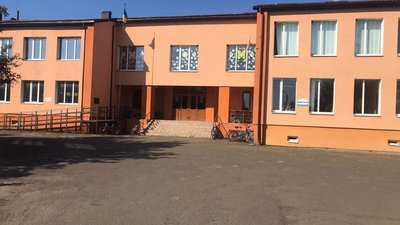 В одному з волинських ОТГ поліцейські переводять дітей через дорогу до школи В одному з волинських ОТГ поліцейські переводять дітей через дорогу до школи