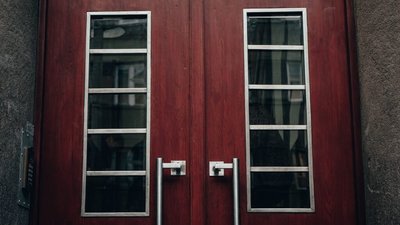 У Львові відновили історичні двері у стилі міжвоєнного модернізму