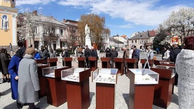 Виставка просто неба: на Тернопільщині експонували писанки і рушники