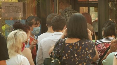 На кінцевих зупинках громадського транспорту в Одесі працюють "посадочні команди" На кінцевих зупинках громадського транспорту в Одесі працюють "посадочні команди"