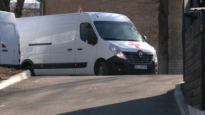 У Рівному фірма ремонтує авто для військових і медиків. Як це відбувається