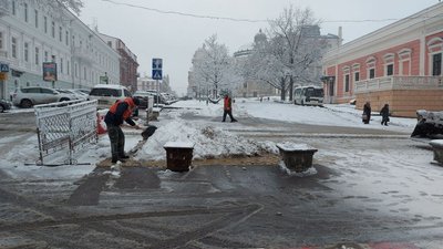 Негода в Одесі: в місті очікують на місячну норму опадів, працює понад 1500 комунальників