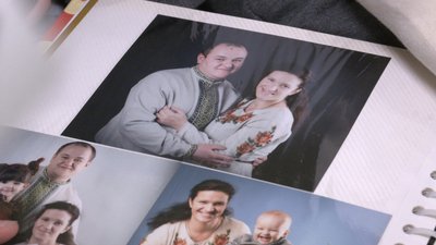 Наталія Петрів показує фото з Петром Бурбаном Наталія Петрів показує фото з Петром Бурбаном