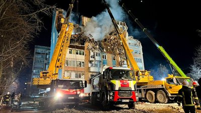 Пошкоджений внаслідок обстрілу РФ будинок у Тернополі