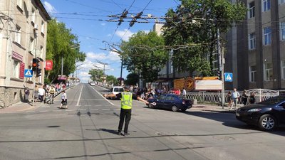 У Тернополі випускники вийшли на урочисту ходу У Тернополі випускники вийшли на урочисту ходу