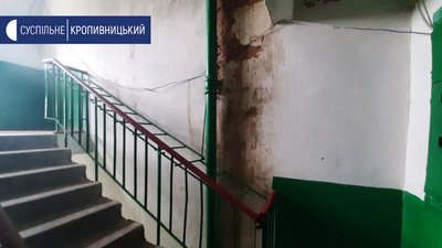 У під'їзді п'ятиповерхівки на вулиці Попова під час зливи вода лилась сходами з п'ятого по перший поверхи У під'їзді п'ятиповерхівки на вулиці Попова під час зливи вода лилась сходами з п'ятого по перший поверхи