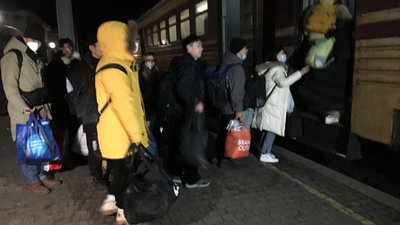 До Полтави привезли евакуйованих із Сум людей До Полтави привезли евакуйованих із Сум людей