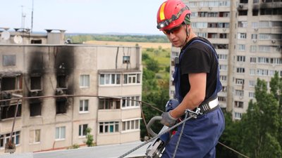 Верхолази ДСНС розбирали завали у пошкодженій обстрілами РФ багатоповерхівці у Харкові: фото