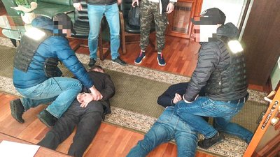 У Кіровоградській області чотирьох людей затримали під час отримання хабаря У Кіровоградській області чотирьох людей затримали під час отримання хабаря