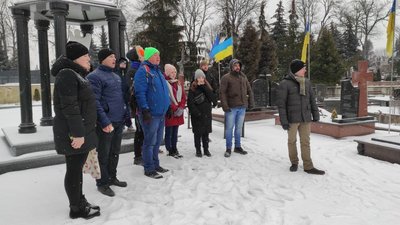 У Тернополі члени Спілки Української Молоді провели акцію "Кутя Героям" У Тернополі члени Спілки Української Молоді провели акцію "Кутя Героям"