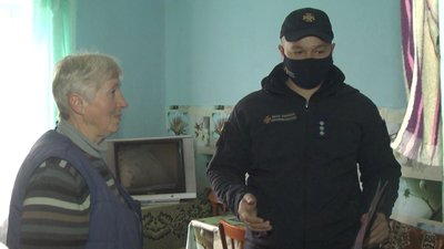 Надзвичайники Хмельниччини проводять профілактичні рейди, під час яких нагадують жителям області праила користування пічним опаленням. Надзвичайники Хмельниччини проводять профілактичні рейди, під час яких нагадують жителям області праила користування пічним опаленням.