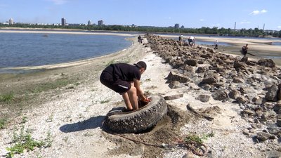 Понад 100 волонтерів прибирали від сміття обмілілі береги острова Хортиця в Запоріжжі Понад 100 волонтерів прибирали від сміття обмілілі береги острова Хортиця в Запоріжжі