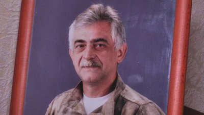 Жінка показала портрет сина Жінка показала портрет сина
