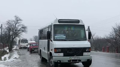 На Прикарпатті транспорт по 2 години стояв у заторах через обледеніння дороги На Прикарпатті транспорт по 2 години стояв у заторах через обледеніння дороги