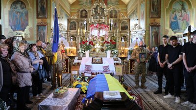 У Луцькій громаді попрощалися з 47-річним військовослужбовцем Віктором Кицуном У Луцькій громаді попрощалися з 47-річним військовослужбовцем Віктором Кицуном