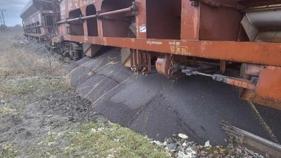 У Польщі на залізниці невідомі висипали український ріпак із трьох зерновозів. Посольство відреагувало