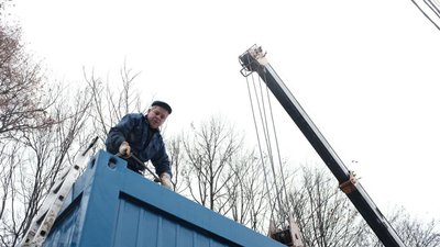 До Чернівців доставили модульні будиночки з Чехії для вимушених переселенців До Чернівців доставили модульні будиночки з Чехії для вимушених переселенців
