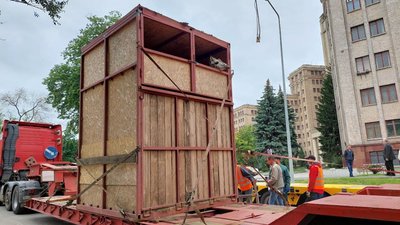 У Харків привезли жирафа