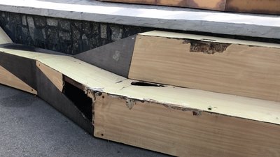"Громадські" лавки біля музею у Рівному полагодять: першу вже забрали на ремонт "Громадські" лавки біля музею у Рівному полагодять: першу вже забрали на ремонт