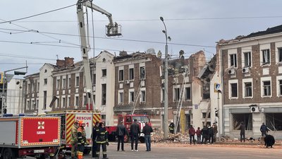 Рятувальники на місці удару по триповерховому будинку в Харкові, 6 жовтня 2023 року