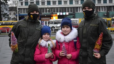 Ялинки та вітальні листівки: у Луцьку нацгвардійці влаштували святкову акцію