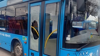 Внаслідок обстрілу у Миколаєві пошкоджений тролейбус