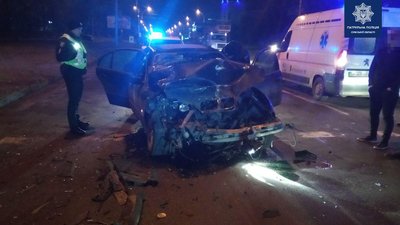Двоє людей травмувалися у нічній аварії у Сумах