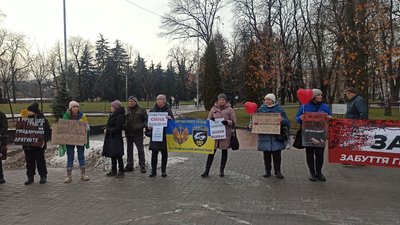"Не мовчи! Полон вбиває": у Вінниці пройшла акція на підтримку військовополонених "Не мовчи! Полон вбиває": у Вінниці пройшла акція на підтримку військовополонених
