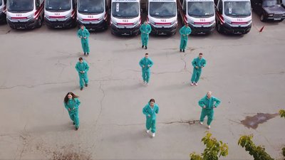 Станцювали в захисних костюмах. Медики швидкої Чернівців долучилися до флешмобу