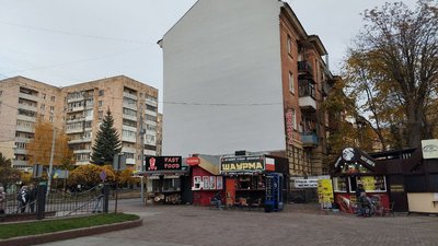 Стіна будинку на вулиці Соборній, 15 у Рівному, 2 листопада 2025 року