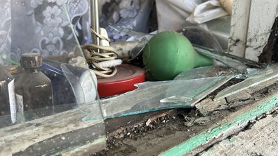 Вибите вікно у будинку внаслідок атаки РФ
