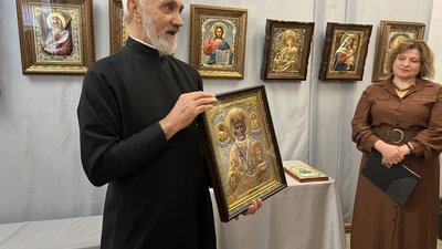 Микола Чепанов на виставці робіт іконописної майстерні «Логос»