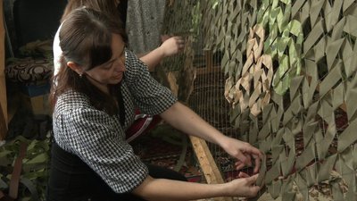 Плетуть за технікою "космацький безконечник". Як на Франківщині волонтери налагодили виробництво маскувальних сіток