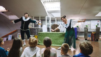 Актори лялькового театру зіграли у метро Харкова Актори лялькового театру зіграли у метро Харкова