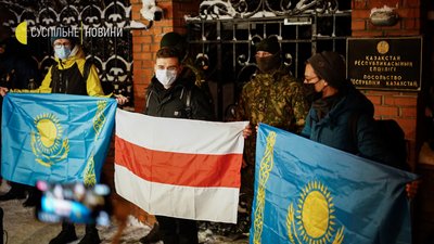 "Країна переживає іноземне вторгнення". Кияни вийшли на підтримку протестувальників у Казахстані "Країна переживає іноземне вторгнення". Кияни вийшли на підтримку протестувальників у Казахстані