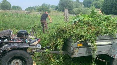 На Тернопільщині чоловік використовує свій мотоцикл для сільськогосподарських робіт