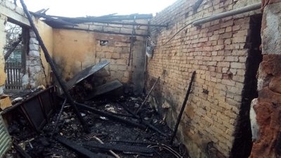 На Житомирщині батько із палаючого будинку виніс трьох дітей На Житомирщині батько із палаючого будинку виніс трьох дітей