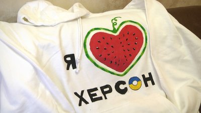 Патріотичні худі від житомирської волонтерки – Ніна Шепетуха розписує і продає одяг, аби підтримати ЗСУ Патріотичні худі від житомирської волонтерки – Ніна Шепетуха розписує і продає одяг, аби підтримати ЗСУ