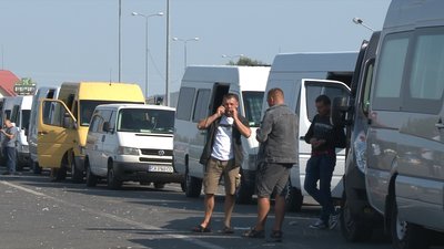 Майже 130 автомобілів та мікроавтобусів стоять у черзі до КПП "Тиса"