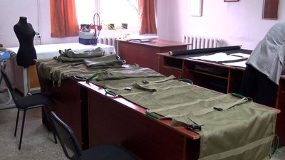 Студенти коледжу з Вінниччини шиють спіднє для оборонців