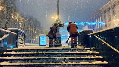 У столиці затори через сильний снігопад У столиці затори через сильний снігопад