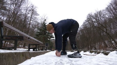 Юрій Козловський розминається перед пробіжкою Юрій Козловський розминається перед пробіжкою